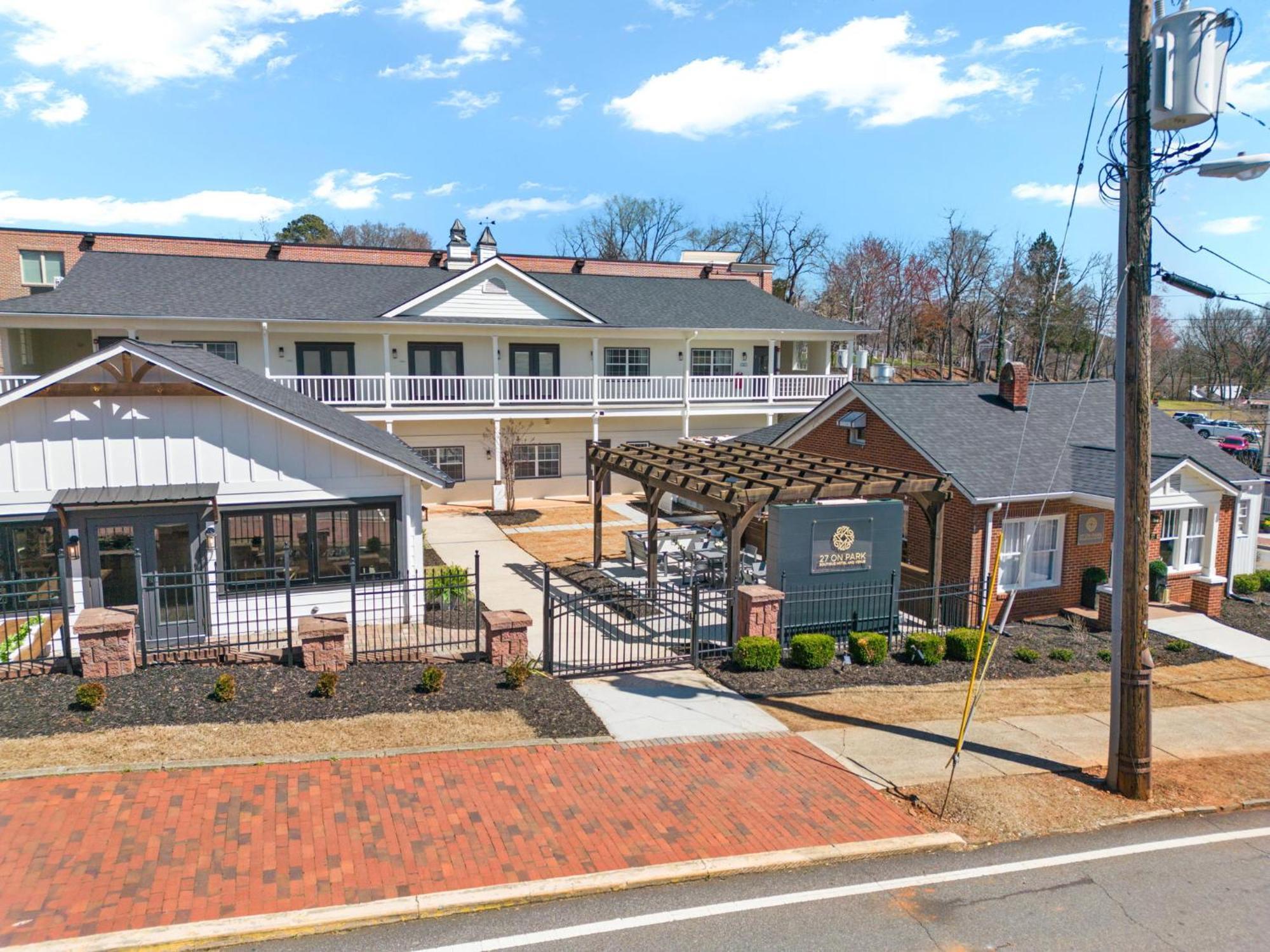 27 On Park Boutique Hotel & Venue Dahlonega Exterior foto